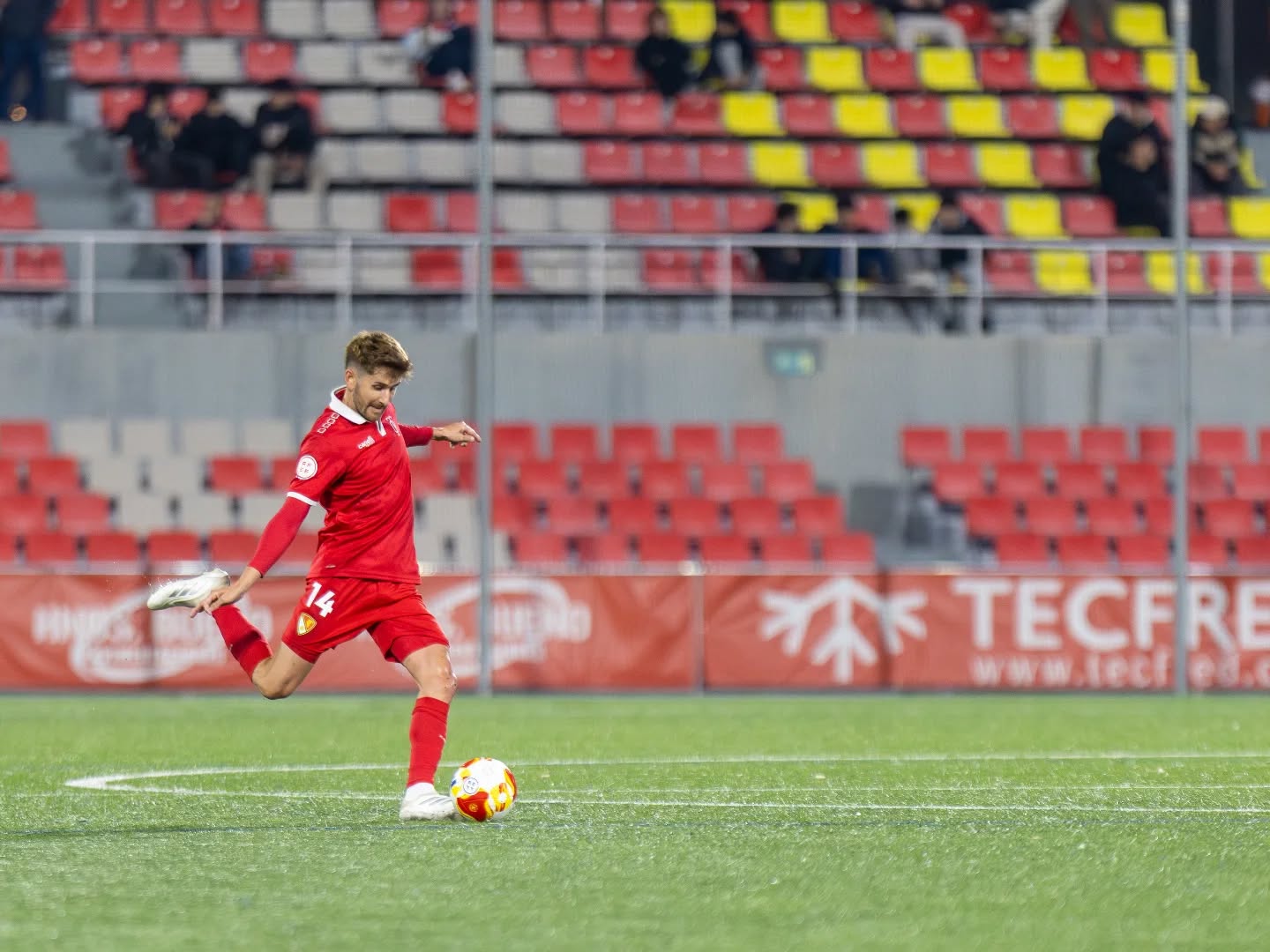 Empat sense gols (0-0) entre @terrassafc i @cdalcoyano1928oficial a l’Estadi Olímpic de Terrassa. Partit intens i molt disputat, amb domini local però sense encert en els metres finals. 📍⚽

📸 Canon